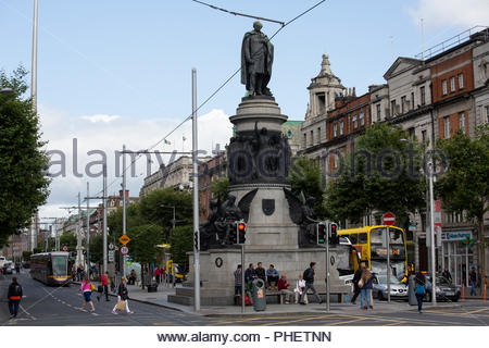Una vista dell'O'Connell monumento a Dublino in un giorno di estate Foto Stock