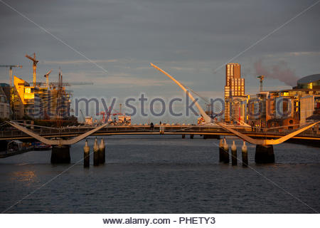 La bellezza di un tramonto di Dublino come la luce va giù sul fiume Liffey e Samuel Beckett bridge Foto Stock