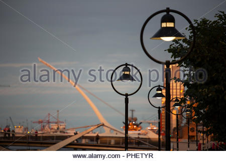 La bellezza di un tramonto di Dublino come la luce va giù sul fiume Liffey e Samuel Beckett bridge Foto Stock