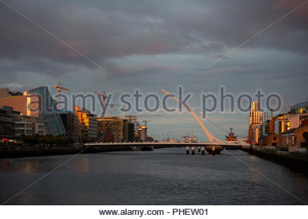 La bellezza di un tramonto di Dublino come la luce va giù sul fiume Liffey e Samuel Beckett bridge Foto Stock