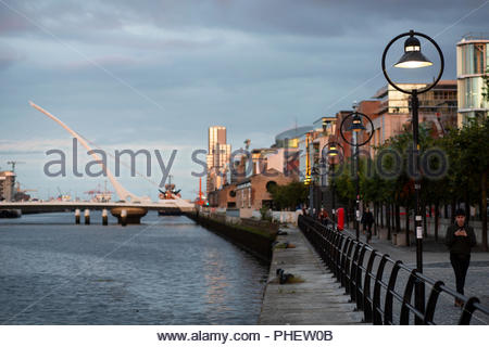 La bellezza di un tramonto di Dublino come la luce va giù sul fiume Liffey e Samuel Beckett bridge Foto Stock