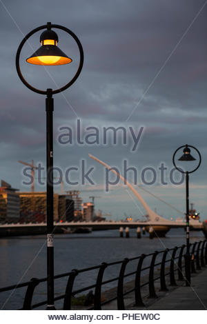 La bellezza di un tramonto di Dublino come la luce va giù sul fiume Liffey e Samuel Beckett bridge Foto Stock