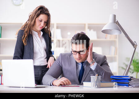 Infelice borchia avente una chat con il suo segretario Foto Stock