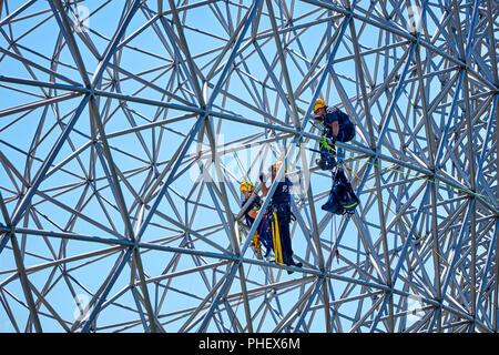 Lavoratori edili facendo lavori di manutenzione sulle barre di acciaio della biosfera ambiente museum di Montreal, Quebec, Canada. Foto Stock