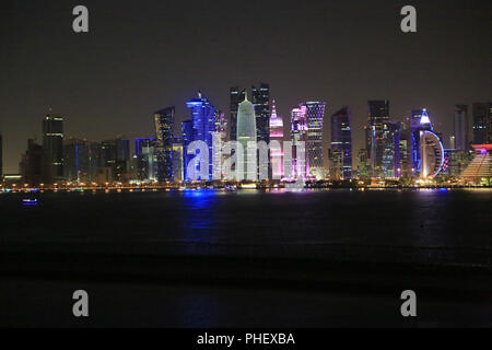 Il Qatar, città capitale Doha, skyline notturno Foto Stock