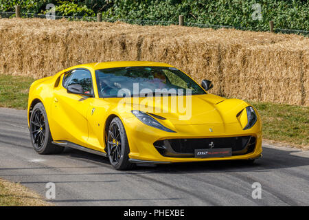 2018 Ferrari 812 Superfast sul hillclimb demonstartion eseguire al 2018 Goodwood Festival of Speed, Sussex, Regno Unito. Foto Stock