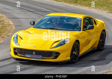 2018 Ferrari 812 Superfast sul hillclimb demonstartion eseguire al 2018 Goodwood Festival of Speed, Sussex, Regno Unito. Foto Stock