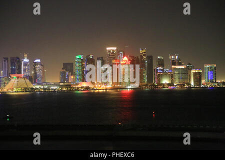 Il Qatar, città capitale Doha, skyline notturno Foto Stock