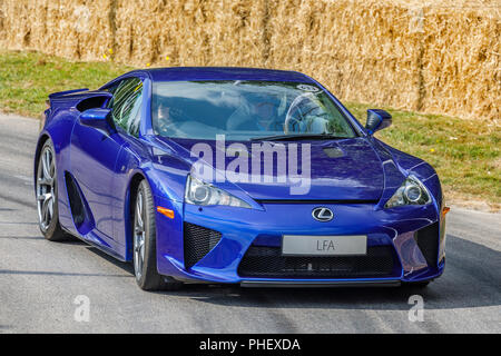 2015 Lexus LF-A su di esso la dimostrazione hillclimb eseguire al 2018 Goodwood Festival of Speed, Sussex, Regno Unito. Foto Stock