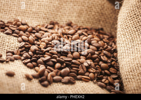 I chicchi di caffè su un cilicio ruvido Foto Stock