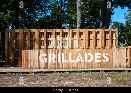 In legno Vintage grill esterno contatore. La parola Grillades è scritto con vernice bianca su di esso. Foto Stock