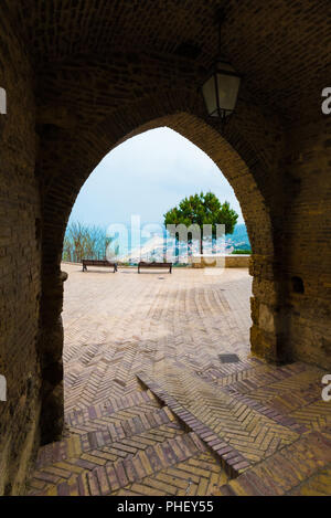 Vasto, Italia - una città di mare sulla collina, regione Abruzzo. Qui il centro storico durante la primavera. Foto Stock