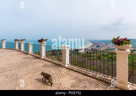 Vasto, Italia - una città di mare sulla collina, regione Abruzzo. Qui il centro storico durante la primavera. Foto Stock