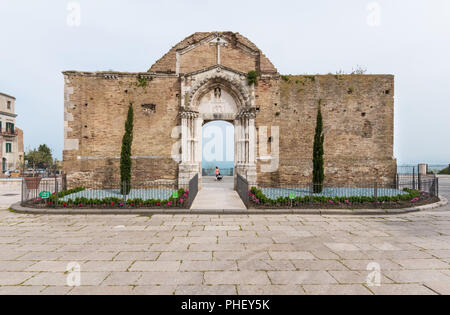 Vasto, Italia - una città di mare sulla collina, regione Abruzzo. Qui il centro storico durante la primavera. Foto Stock