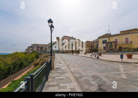 Vasto, Italia - una città di mare sulla collina, regione Abruzzo. Qui il centro storico durante la primavera. Foto Stock