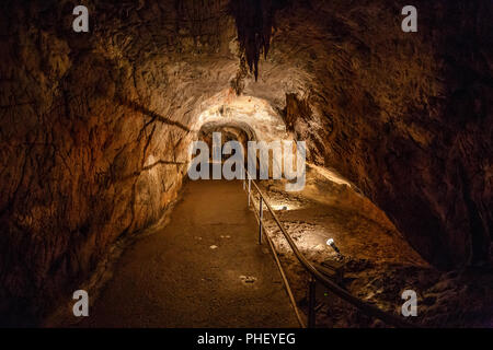 Sentiero illuminato nella grotta di Domica sistema su Slovacco/confine ungherese Foto Stock