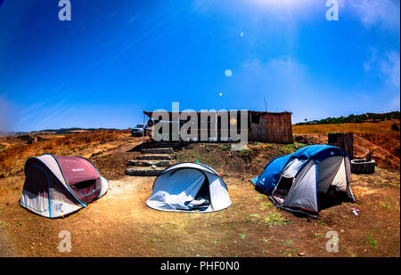 Surf Camp in una selvaggia spiaggia vicino a Assilah . Foto Stock