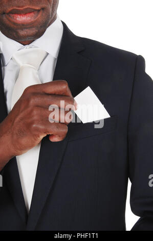 Uomo nero mettendo business card in tasca Foto Stock