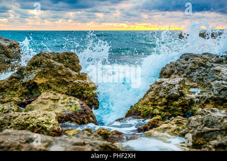 Splash della grande onda Foto Stock