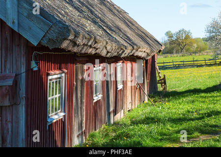Il vecchio fienile spiovente con tetto di paglia Foto Stock