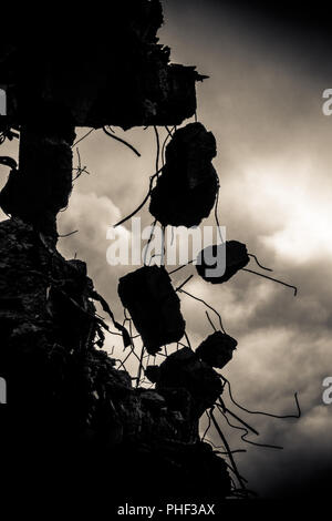 Edificio distrutto al crepuscolo Foto Stock