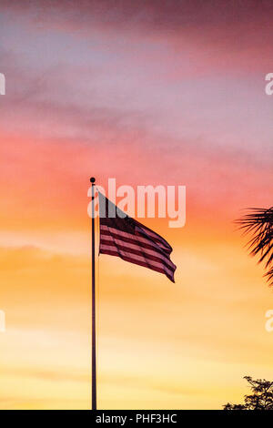 Bandiera americana soffia il vento di sunrise Foto Stock