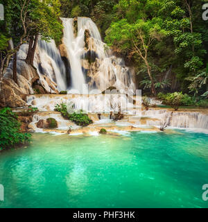 La Tat Kuang Si cascate. Bellissimo paesaggio. Laos. Foto Stock