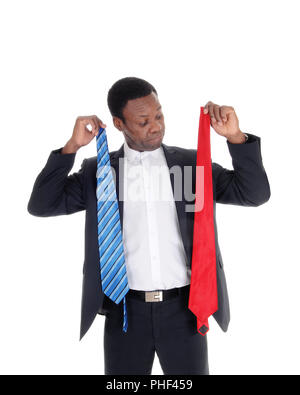 L uomo non può decidere cosa cravatta da indossare Foto Stock