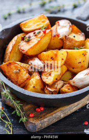 Fette di patate cotte con aglio e pepe e il timo. Foto Stock