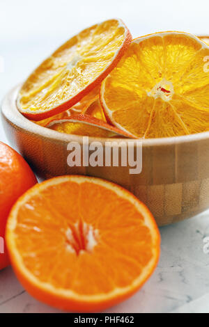 Ciotola con secchi fette di arancia e limone closeup. Foto Stock