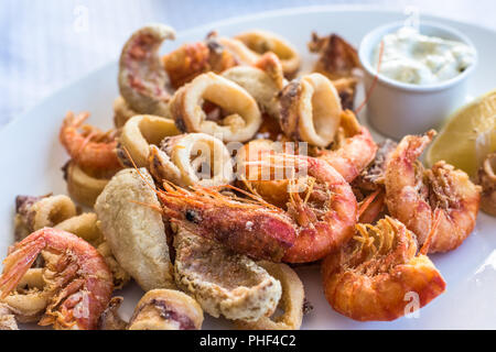 Miscelati deep-fritture di pesce, gamberi e calamari platter Foto Stock