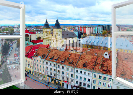 Finestra aperta con vista Ivano-Frankivsk panorama Foto Stock