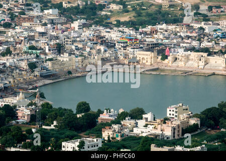 Angolo di alta vista del Lago di Pushkar, Pushkar, Rajasthan Foto Stock