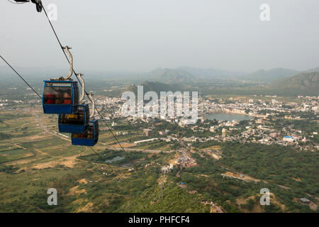 Funivia (teleferica) per Savitri Mata Temple con vista panoramica su Pushkar, Rajasthan, India Foto Stock