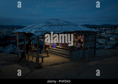 I bambini sono visti in un chiosco in Balukhali, parte di un campo profughi rifugiatisi oltre 800.000 rifugiati Rohingyas in Cox bazar, Bangladesh, 27 giugno 2018 Foto Stock