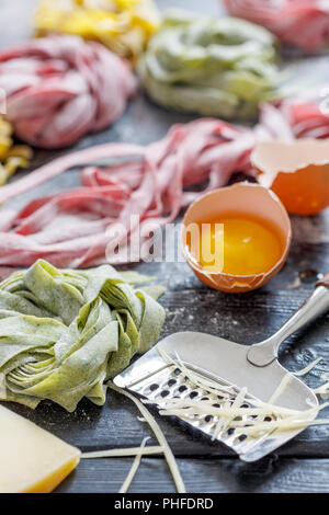 In casa la pasta colorata, il formaggio e il tuorlo d'uovo. Foto Stock