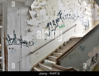 Scala in un abbandonato edificio per uffici a Magdeburgo Foto Stock