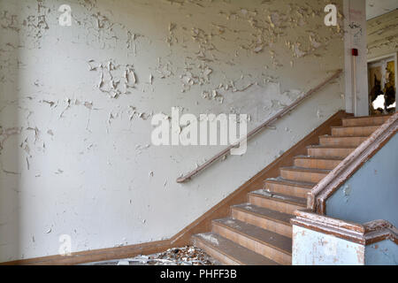 Scala in un abbandonato edificio per uffici a Magdeburgo Foto Stock