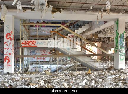 Scala in un abbandonato edificio per uffici a Magdeburgo Foto Stock