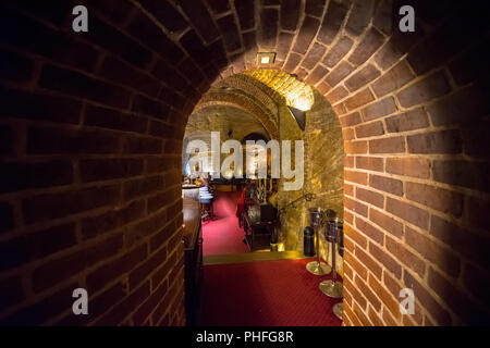 La famosa Grotta ristorante interno, Praga, Foto Stock