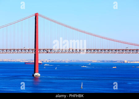 Lisbona, Portogallo landmark Ponte de 25 Abril bridge e il fiume Tago panorama Foto Stock