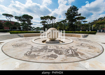 Roma, Italia - l'Olimpico e monumentali di Stadio dei Marmi con statue in marmo e il palazzo della Farnesina, nella capitale d'Italia. Foto Stock