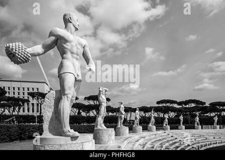 Roma, Italia - l'Olimpico e monumentali di Stadio dei Marmi con statue in marmo e il palazzo della Farnesina, nella capitale d'Italia. Foto Stock