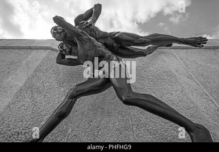 Roma, Italia - l'Olimpico e monumentali di Stadio dei Marmi con statue in marmo e il palazzo della Farnesina, nella capitale d'Italia. Foto Stock