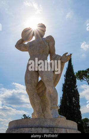 Roma, Italia - l'Olimpico e monumentali di Stadio dei Marmi con statue in marmo e il palazzo della Farnesina, nella capitale d'Italia. Foto Stock