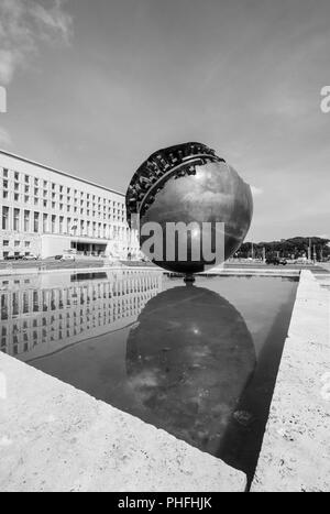 Roma, Italia - l'Olimpico e monumentali di Stadio dei Marmi con statue in marmo e il palazzo della Farnesina, nella capitale d'Italia. Foto Stock