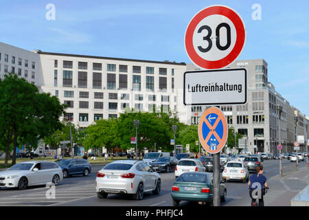 Tempolimit, Luftreinhaltung, Leipziger Strasse, nel quartiere Mitte di Berlino, Deutschland Foto Stock