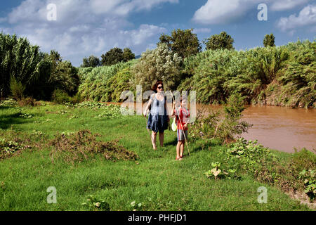 Lo spagnolo madre e figlio dal fiume Llobregat, Spagna. Foto Stock