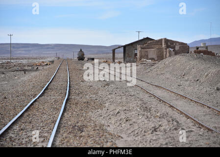 Treno le vie di corsa attraverso il Salar de Chiguana nel né Lipez provincia, vicino Uyuni, Bolivia. Foto Stock