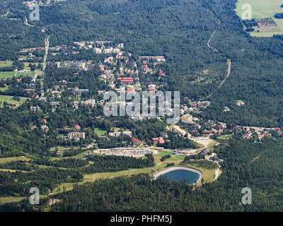 Vista aerea del Tatranska Lomnica in Tatra, Vysoke Tatry, Slovacchia. Foto Stock